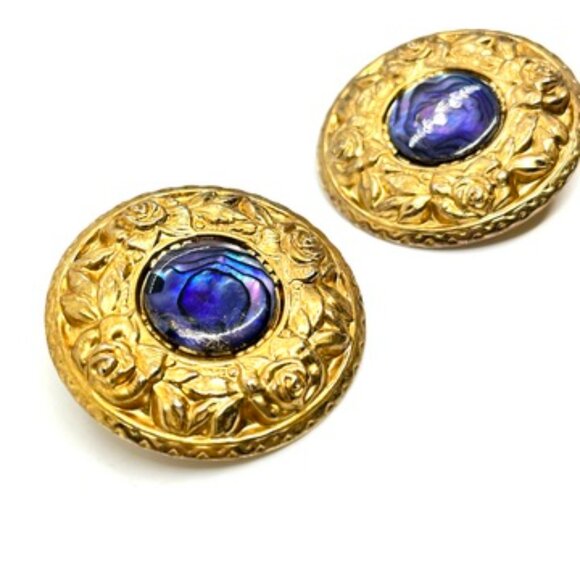 VINTAGE BUTLER ORNATE GOLD TONE LARGE DISC FLORAL EARRINGS PURPLE RESIN ROUND - Picture 9 of 15